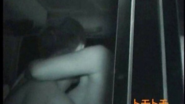 Cserzett puma hamis mellekkel kibaszja magát ingyen szexfilm a dildóval a szabadban